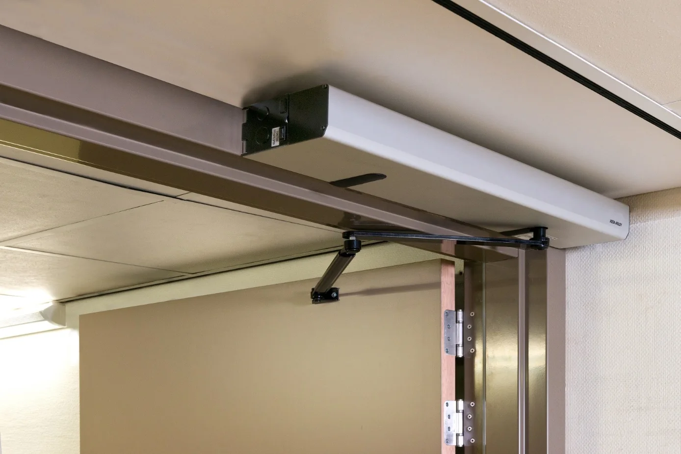 ASSA ABLOY SW300 draaideurautomaat in een zorgomgeving